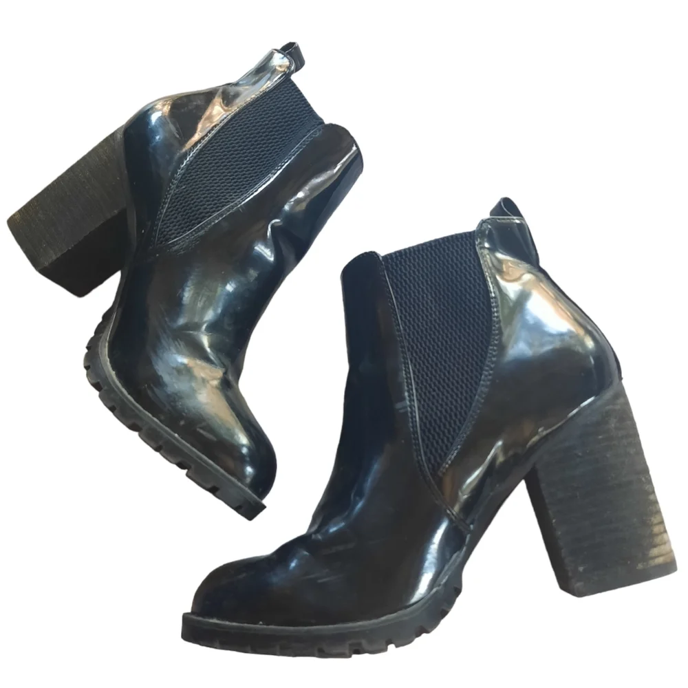 STEVE MADDEN Lyonn Patent Ankle Bootie - Picture 2 of 10